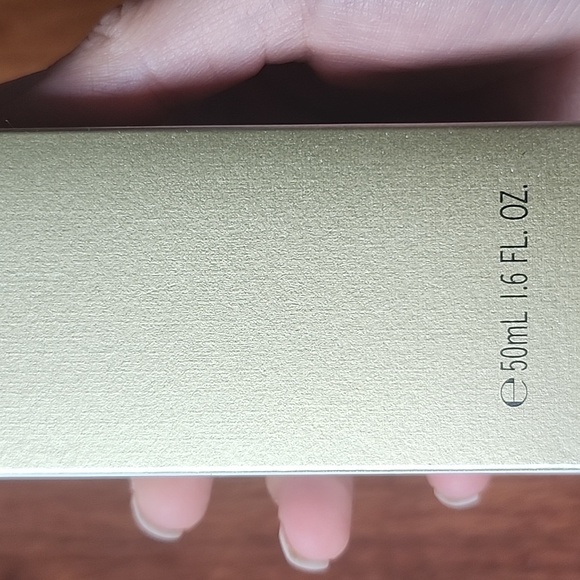 New in box! Clé de Peau Beauté The Serum - Picture 3 of 5